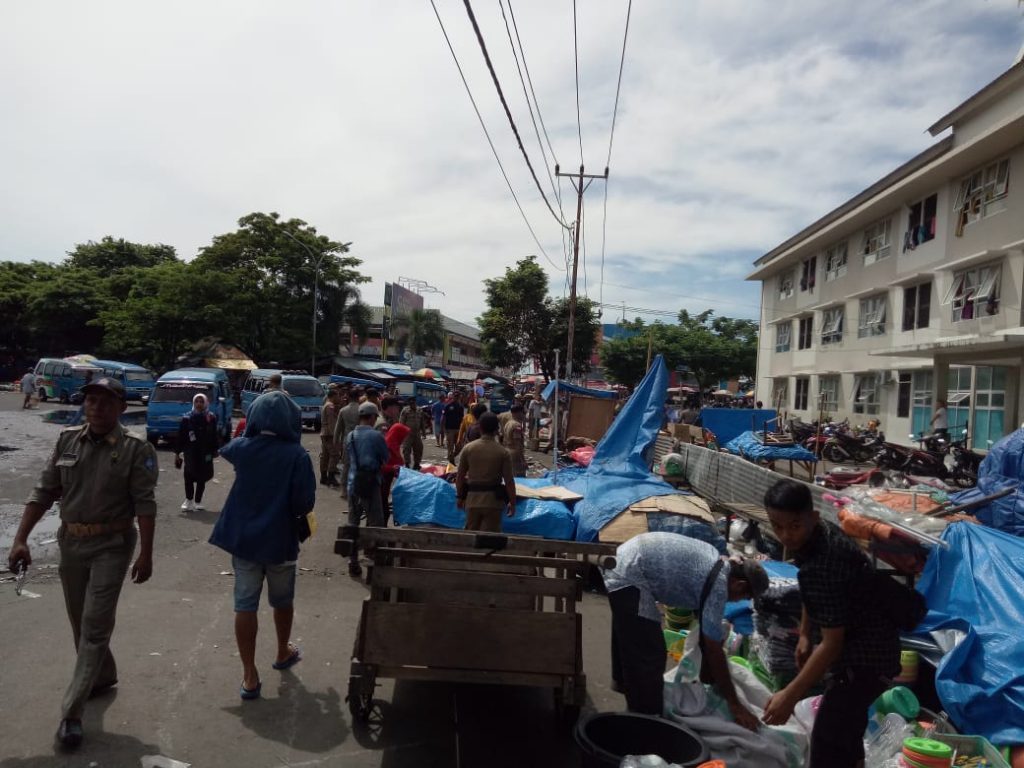 Satpol PP Kota Ternate Tertibkan Dan Bongkar Lapak PKL