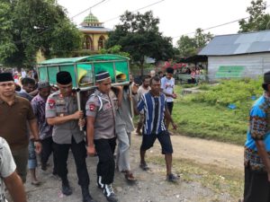 Danki 1 Brimob Malut Hadiri Pemakaman Tokoh Pendidikan Halut