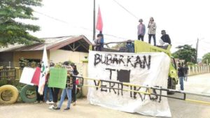 Mahasiswa Haltim Demo PT Antam