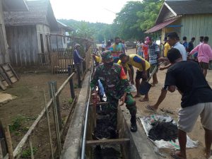 Cegah Banjir, Babinsa Belo Bersama Warga Bersihkan Saluran Drainase